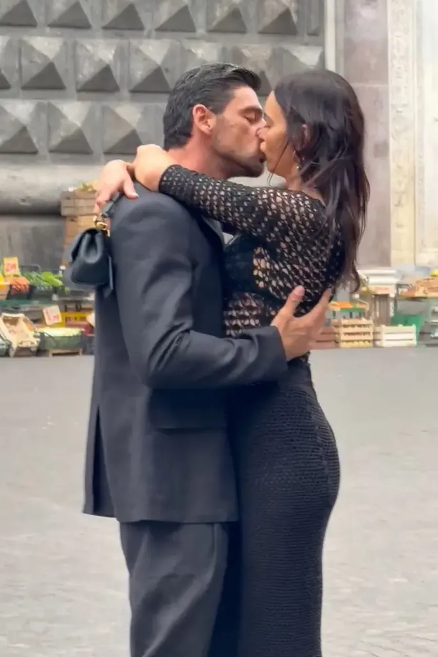 Ç’ka Irina Shayk me Michele Morrone dhe pse po puthen kaq me pasion