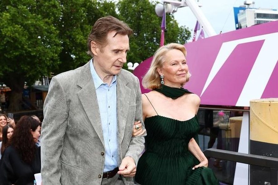 Çfarë po ndodh mes Liam Neeson dhe Pamela Anderson? Puthja që