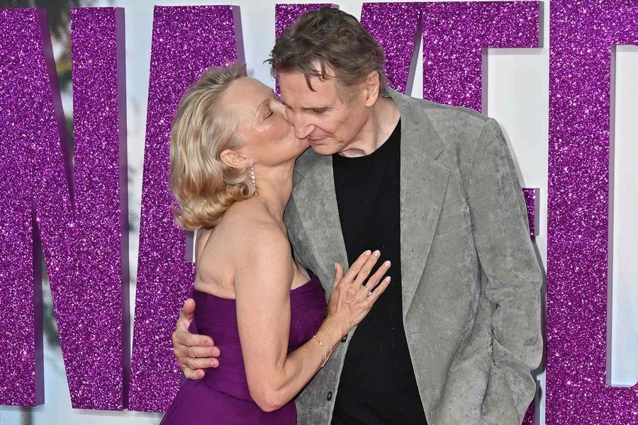 Çfarë po ndodh mes Liam Neeson dhe Pamela Anderson? Puthja që