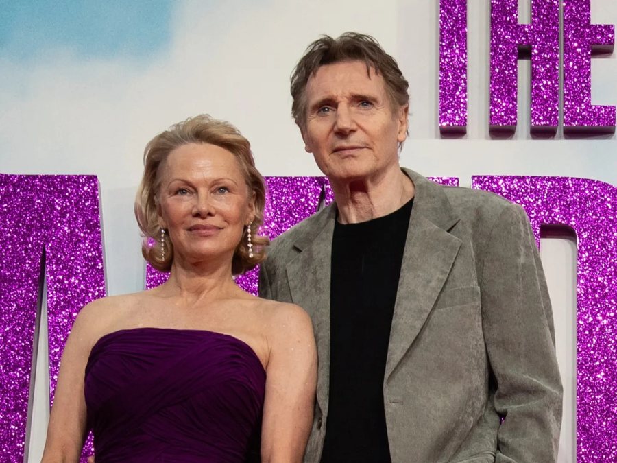 Çfarë po ndodh mes Liam Neeson dhe Pamela Anderson? Puthja që
