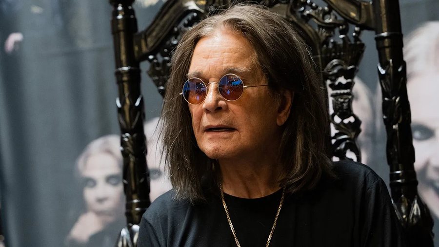 Ozzy Osbourne nderohet në qytetin e lindjes: Mijëra fansa do t'i