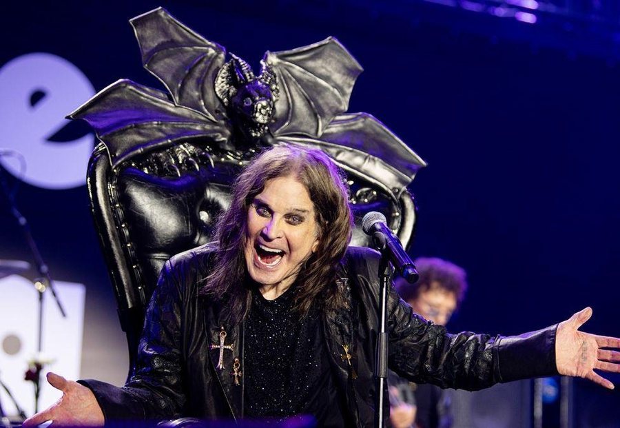 Ozzy Osbourne nderohet në qytetin e lindjes: Mijëra fansa do t'i