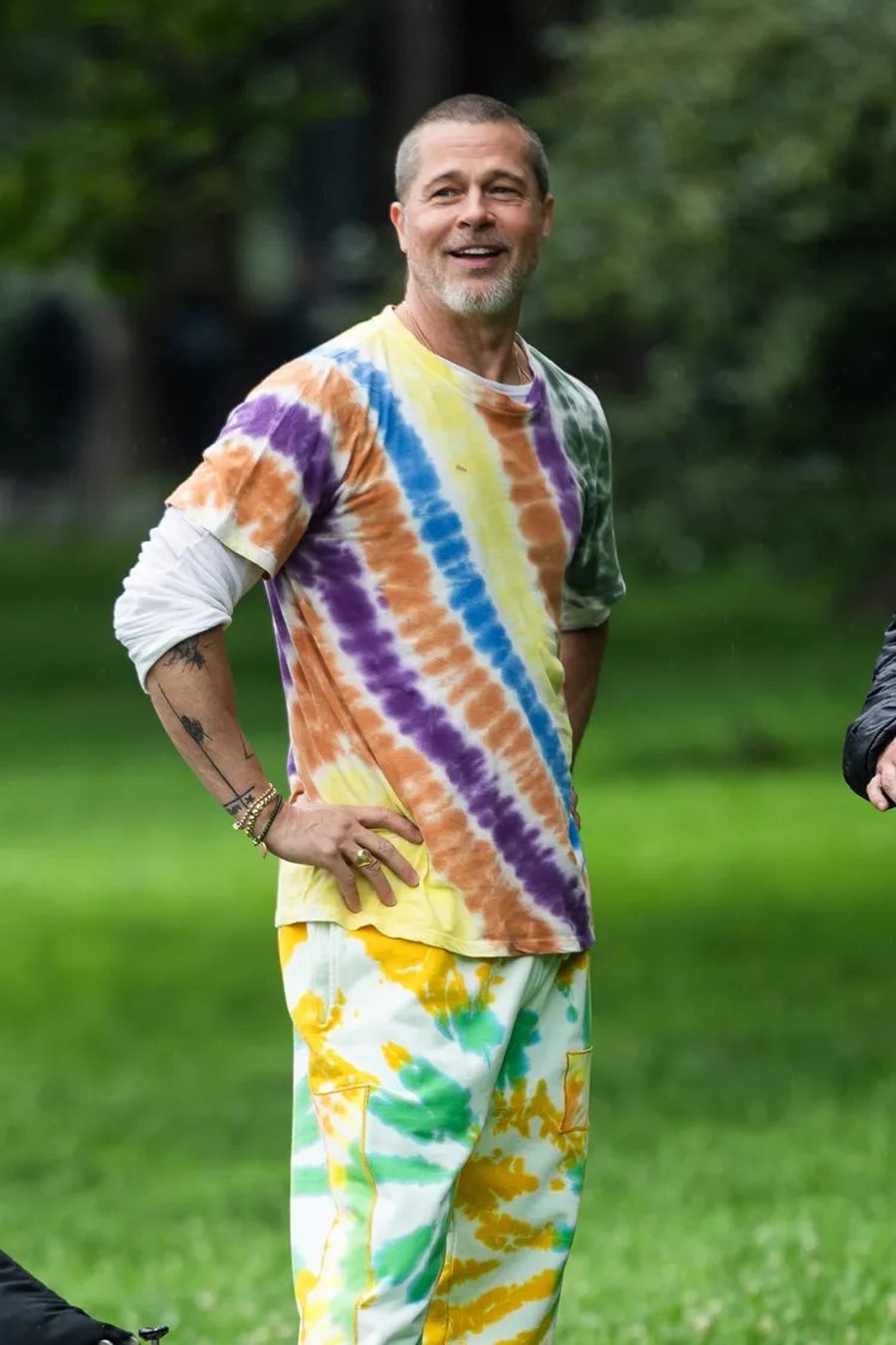 Brad Pitt ndryshon (sërish) look dhe duket YLL