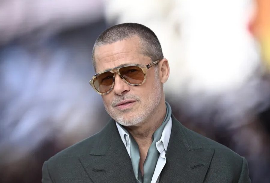 Brad Pitt ndryshon (sërish) look dhe duket YLL