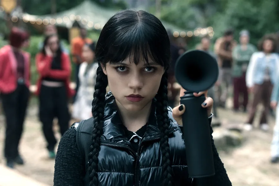 Fustani i Jenna Ortega-s duket si lëkurë e zhveshur dhe fansat