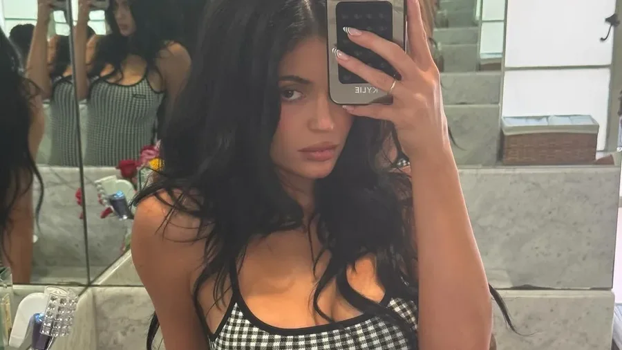 Kylie, Dua, J.Lo etj. Të gjithë janë fiksuar me ‘tuxedo