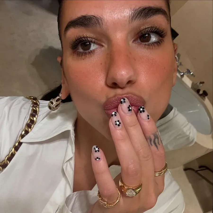Kylie, Dua, J.Lo etj. Të gjithë janë fiksuar me ‘tuxedo
