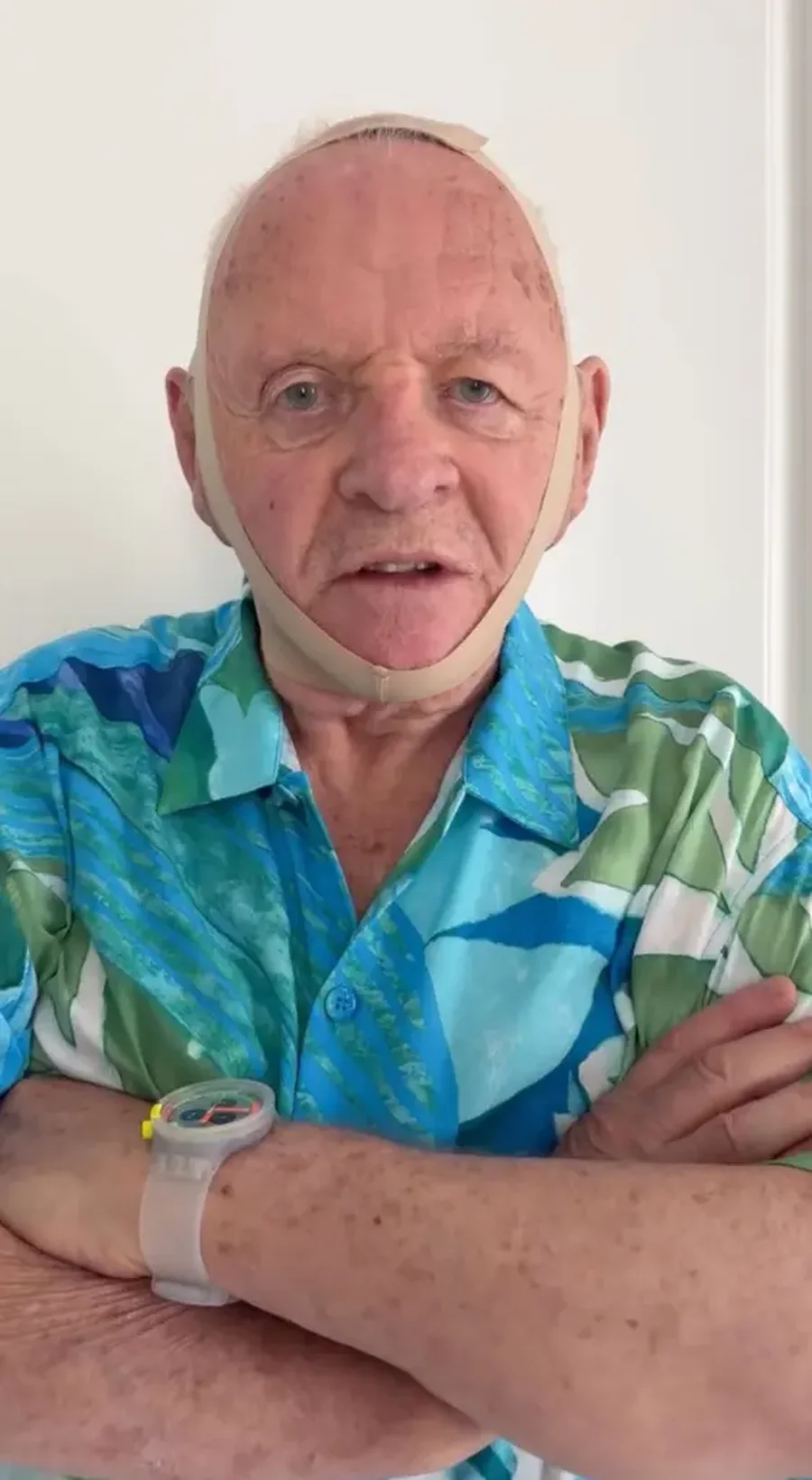 Anthony Hopkins tall Kim Kardashian për maskën e re stil