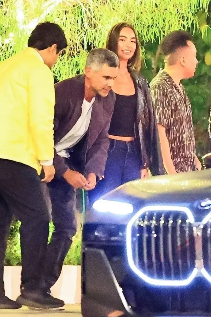 Pas ndarjes, Cash Warren shfaqet me një vajzë që ngjan si