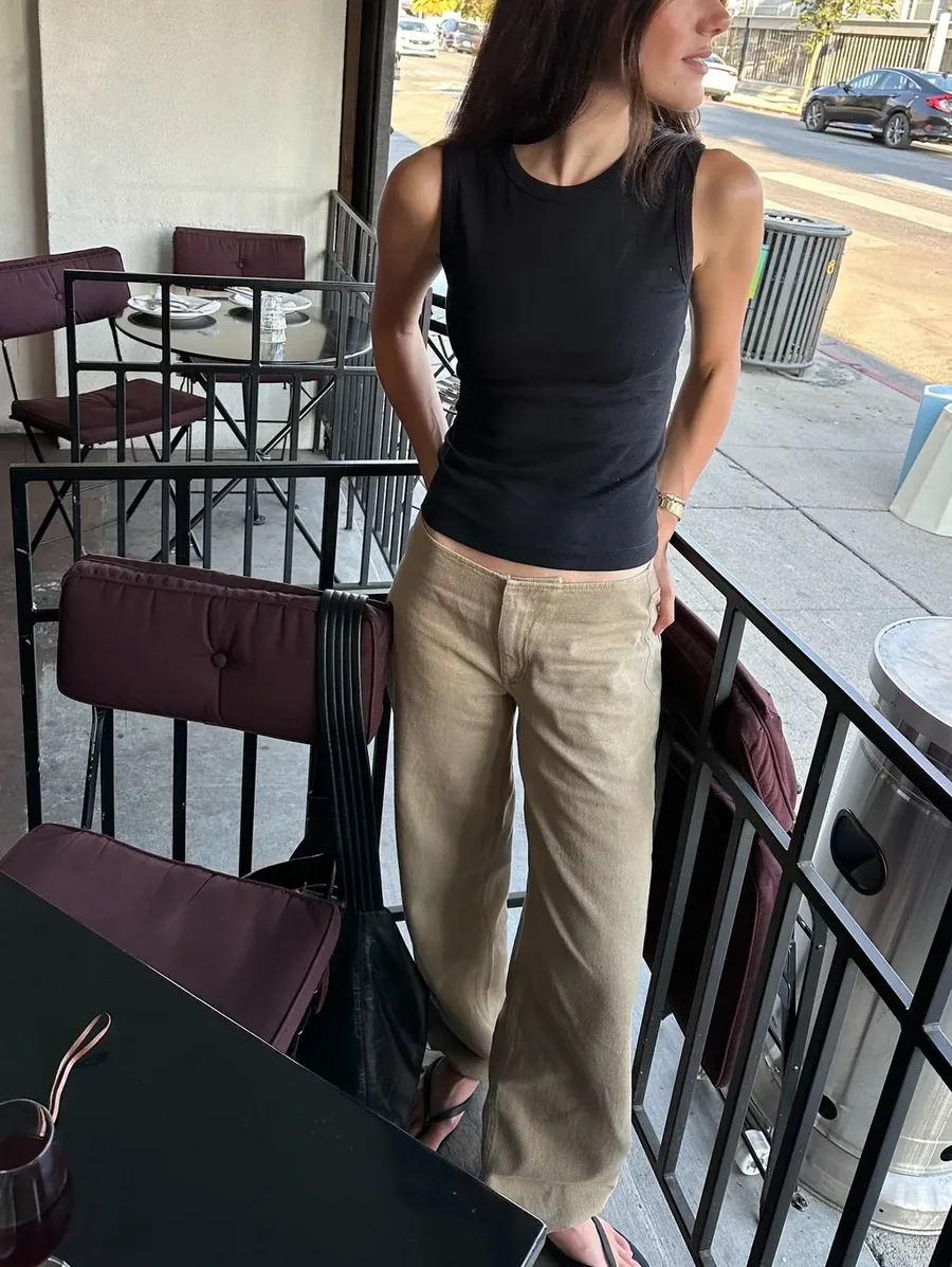 Jennifer Aniston veshi një palë pantallona ndryshe që do t'i