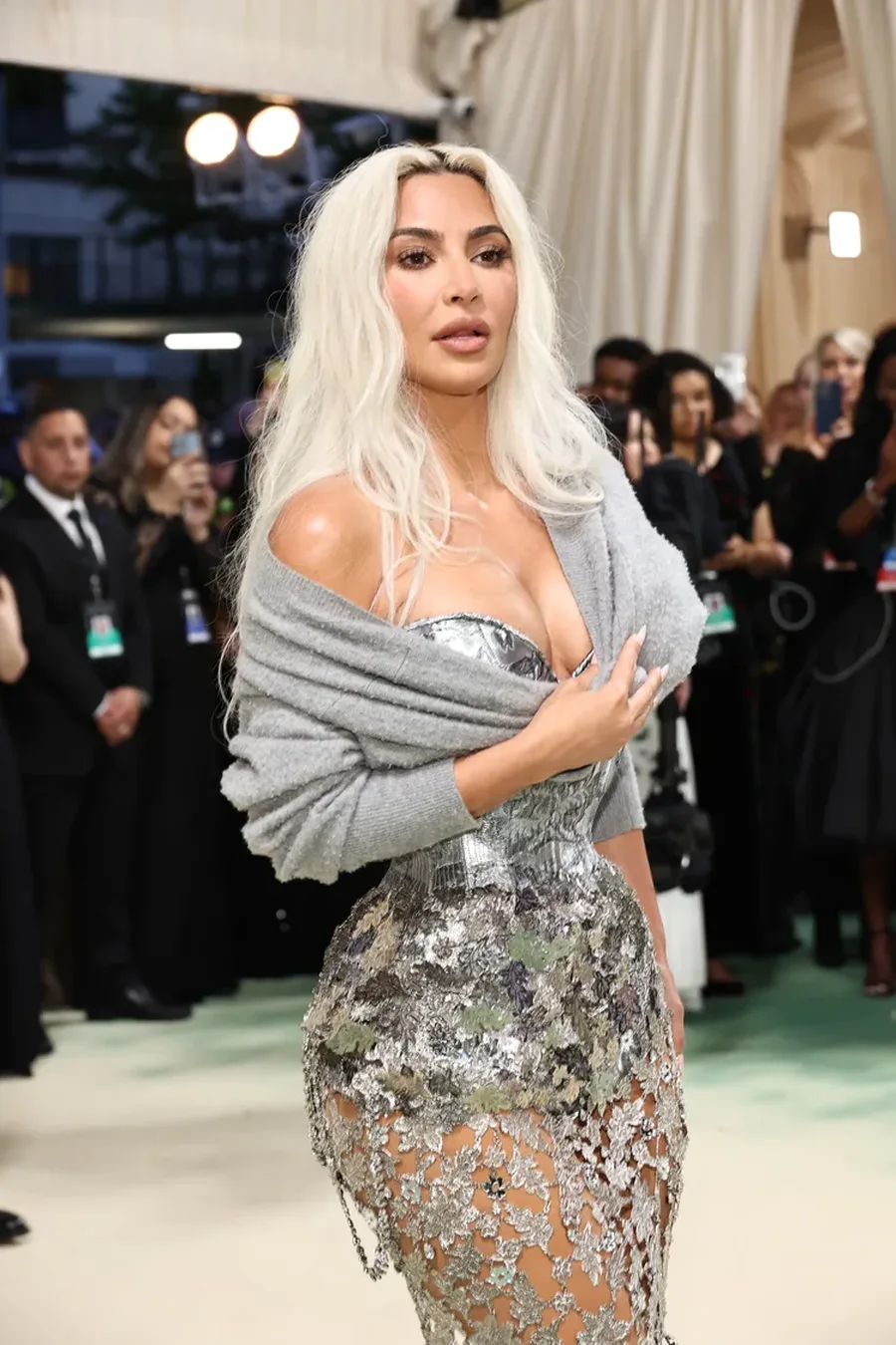 Kim Kardashian rikthen një nga modelet më ikonike me ndryshimin