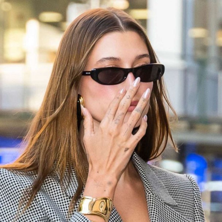 I aprovuar nga Hailey Bieber: Ky version i manikyrit francez po bëhet