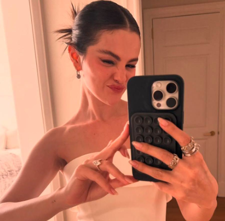 Selena Gomez zbulon ngjyrën e manikyrit që do të