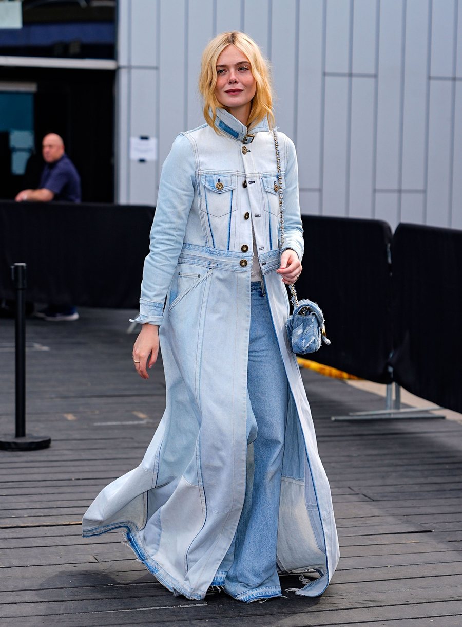 Si ta realizoni një stil total xhins, frymëzuar nga Elle Fanning