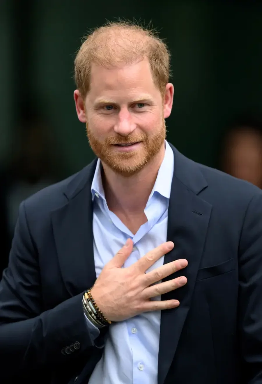 Harrojeni pajtimin, mbreti Charles godet poshtë brezi princin Harry!