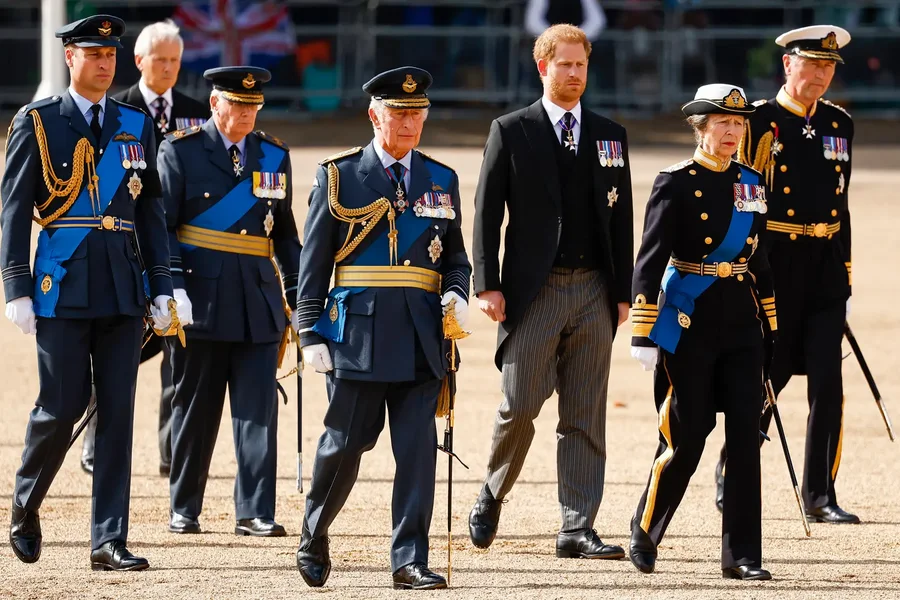 Harrojeni pajtimin, mbreti Charles godet poshtë brezi princin Harry!