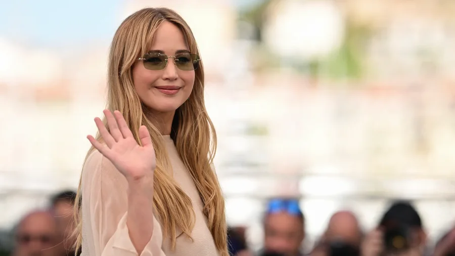 Harrojini streçet! Pantallonat e J.Law do t'i shihni kudo