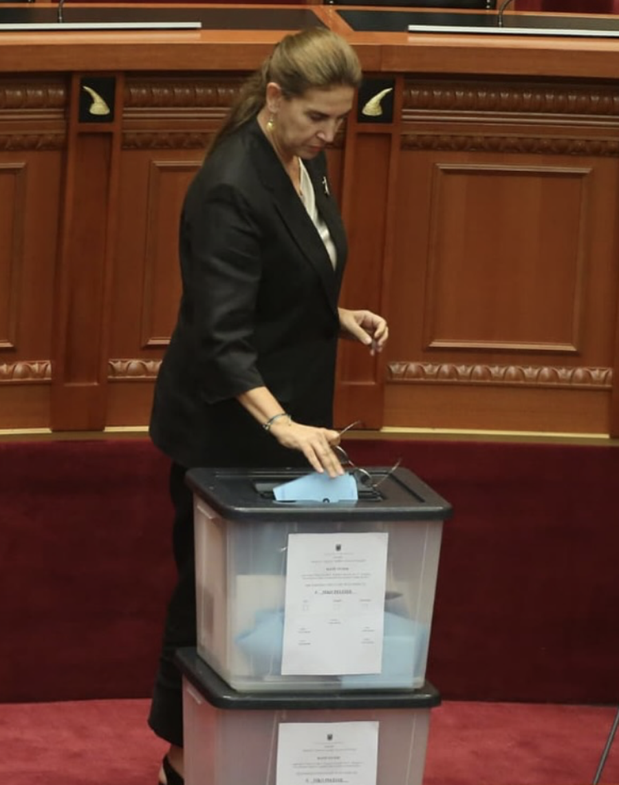 Na duket se e zbuluam se si mbrohet qeveria e Edi Ramës nga syri i keq