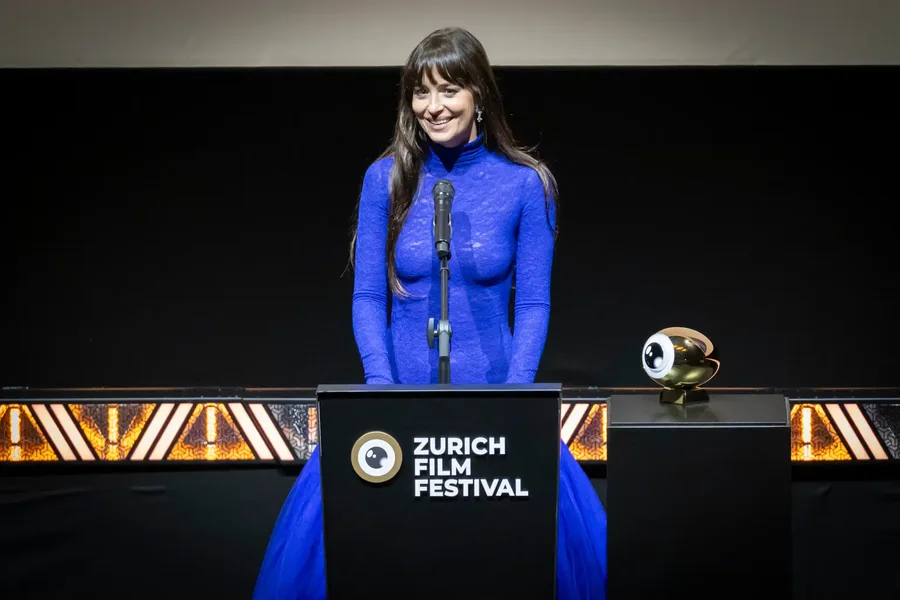 Dakota Johnson s'ka në plan të heqë dorë nga fustanet e