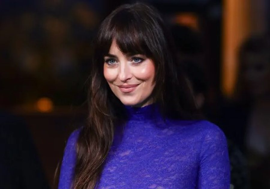Dakota Johnson s'ka në plan të heqë dorë nga fustanet e