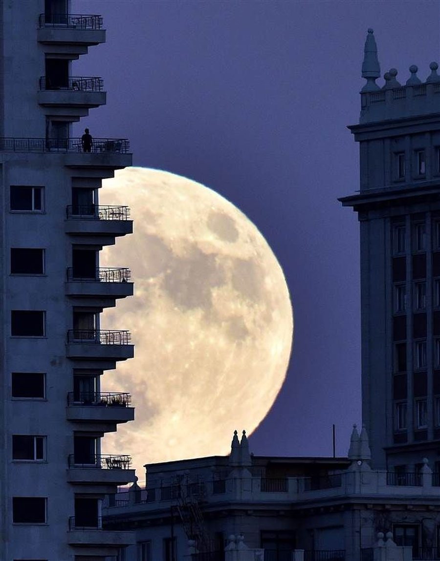 Superhëna më e madhe e vitit 2025: Sonte, qielli dhuron spektakël