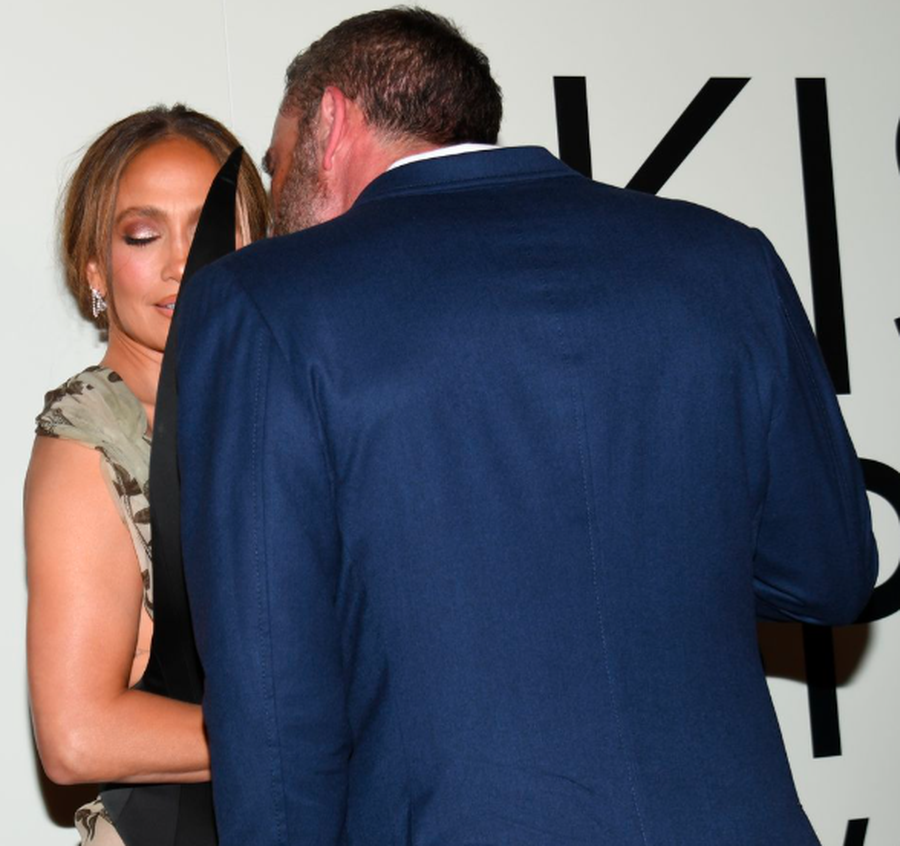 Përqafime dhe vështrime: J.Lo dhe Ben shfaqen shuuumë të