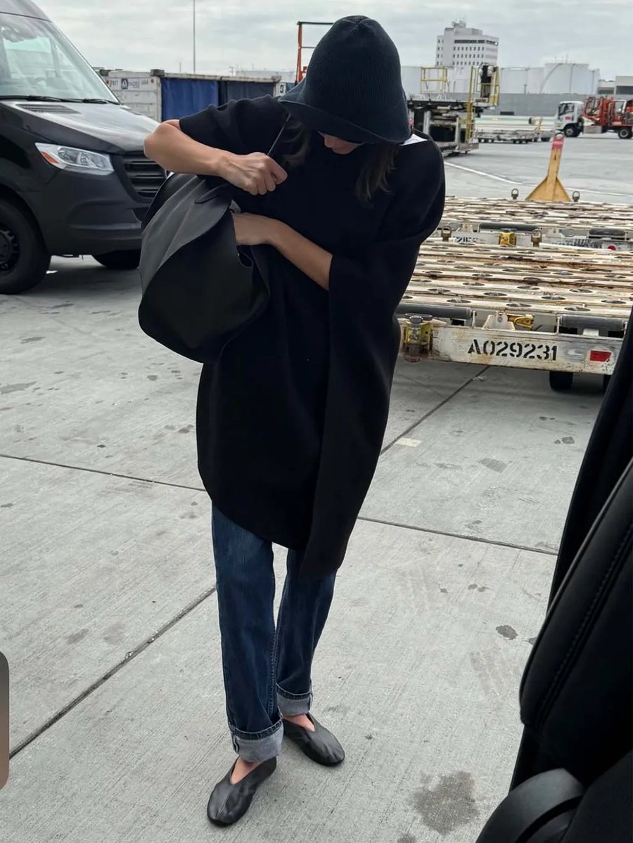 Kendall Jenner risolli në modë xhinset me fund të kthyer dhe