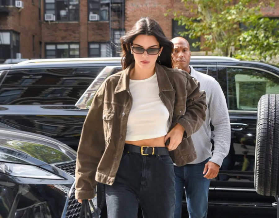 Kendall Jenner risolli në modë xhinset me fund të kthyer dhe