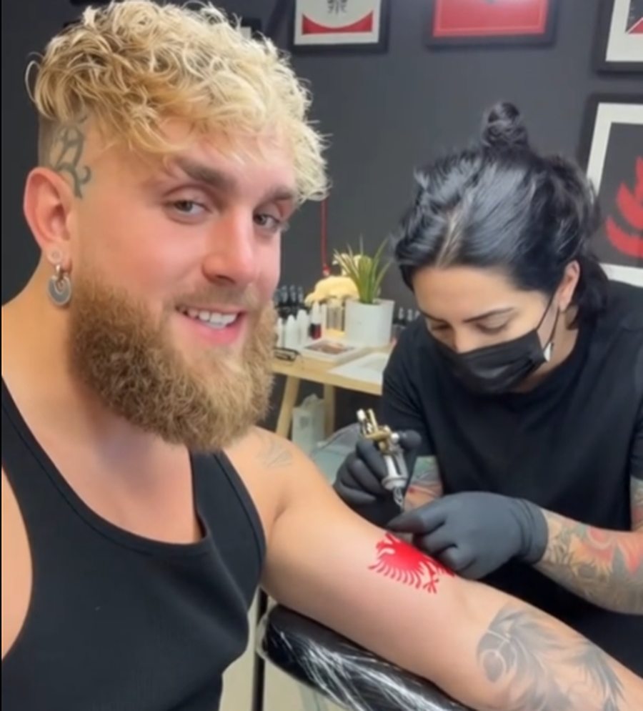 Jake Paul bën tatuazh shqiponjën? Boksieri reagon për herë