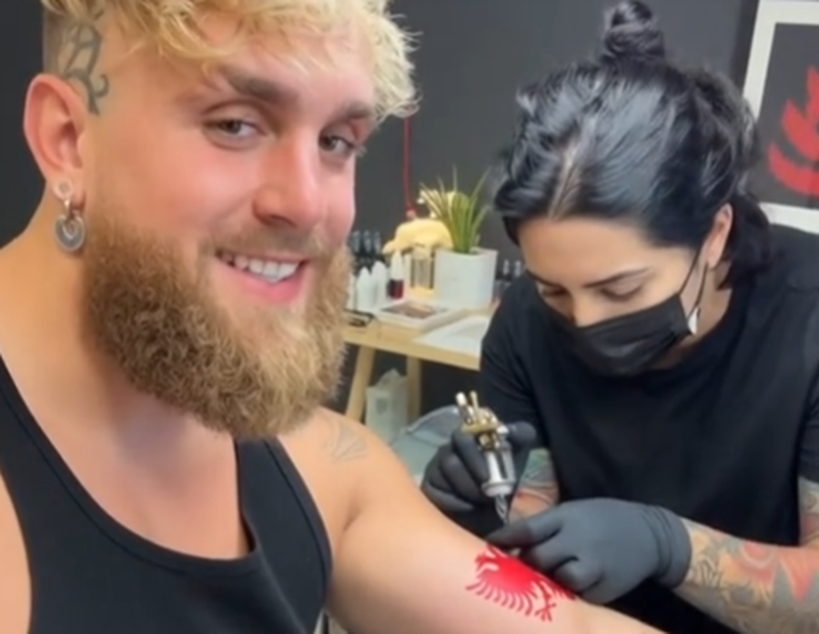 Jake Paul bën tatuazh shqiponjën? Boksieri reagon për herë