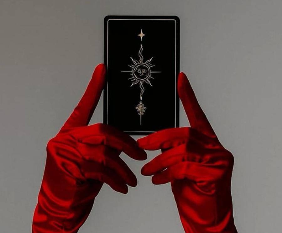Afërdita hyn në Peshore, leximi i letrave tarot për secilën