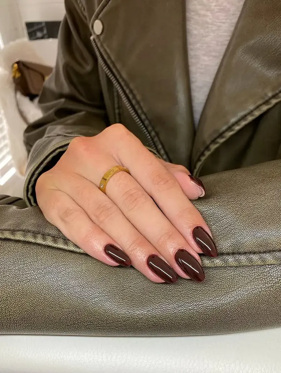 Perfekte për minimalistet: 5 ngjyra të errëta thonjsh për