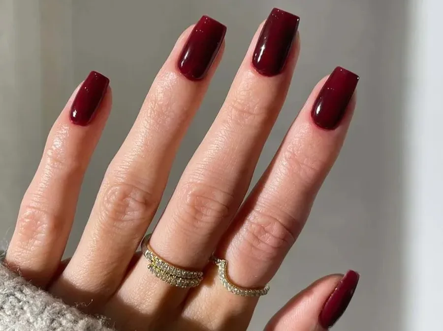 Perfekte për minimalistet: 5 ngjyra të errëta thonjsh për