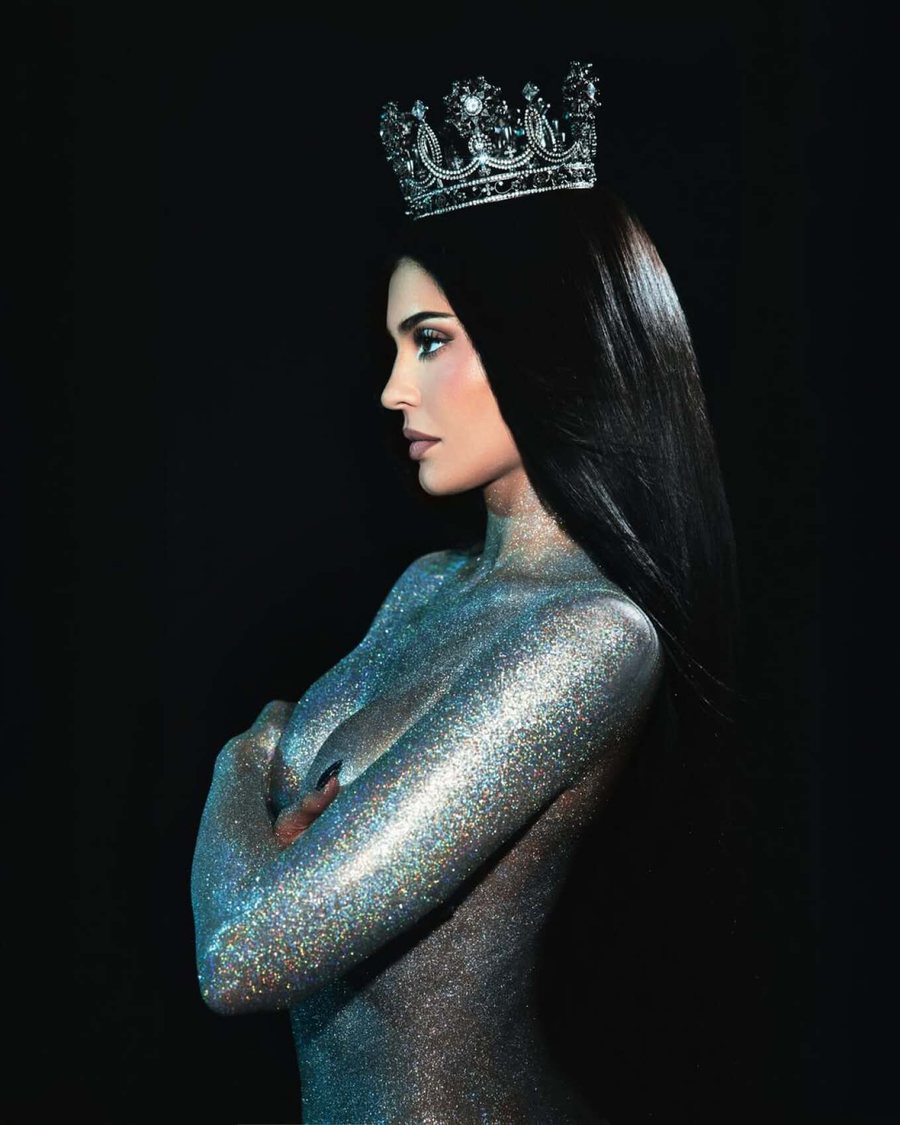 Kylie Jenner pozon nudo për koleksionin e saj të ri të