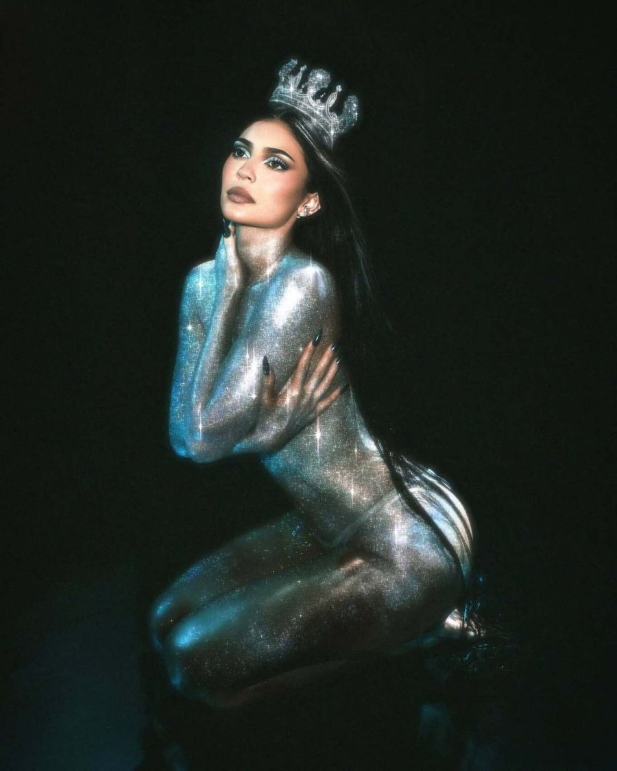 Kylie Jenner pozon nudo për koleksionin e saj të ri të