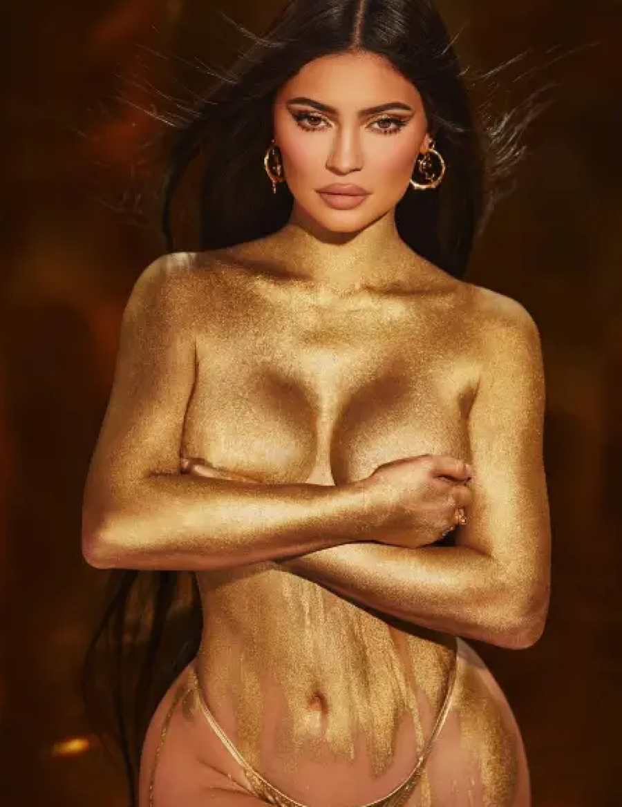 Kylie Jenner pozon nudo për koleksionin e saj të ri të