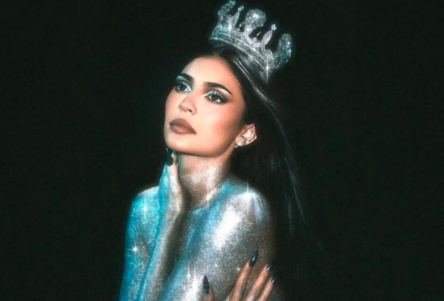 Kylie Jenner pozon nudo për koleksionin e saj të ri të