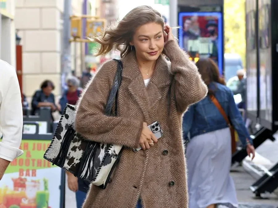 Aq e ngrohtë & e bukur është kjo veshje e Gigi Hadid, sa do e