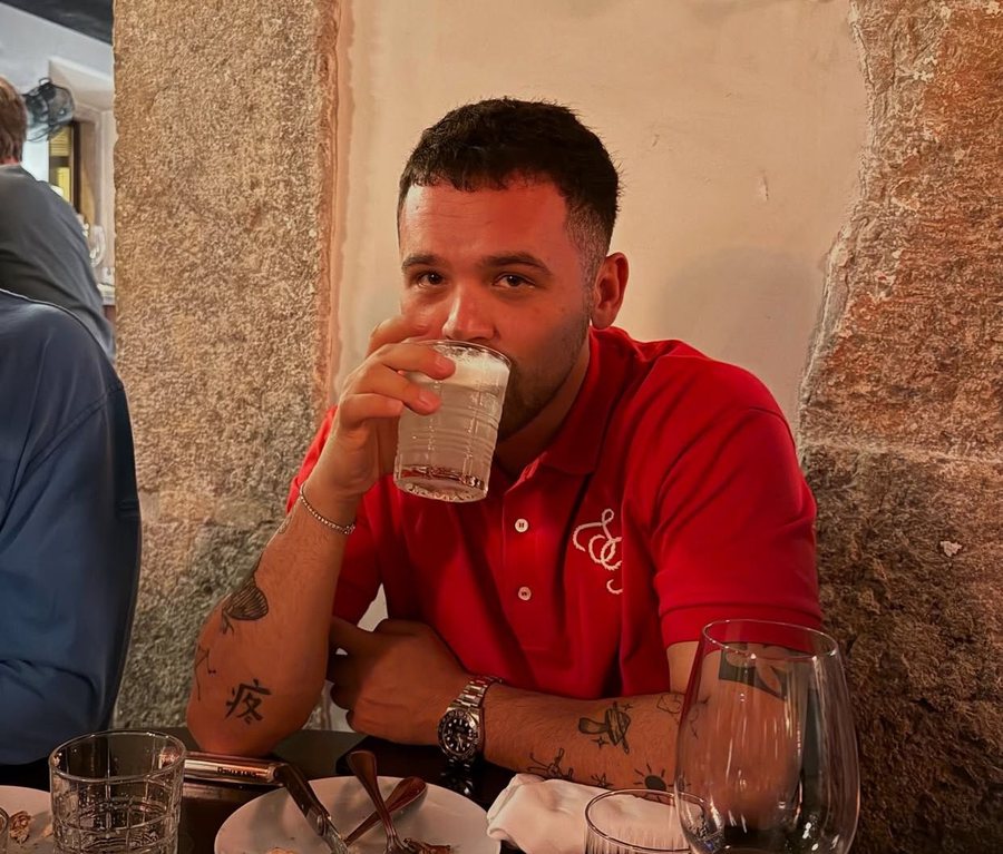 Tërthorazi, ia mësuam pak stilin e flirtit (dhe tipin që