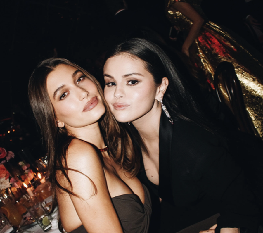 Hailey VS Selena: Tension në Instagram, por qetësi në tapetin e