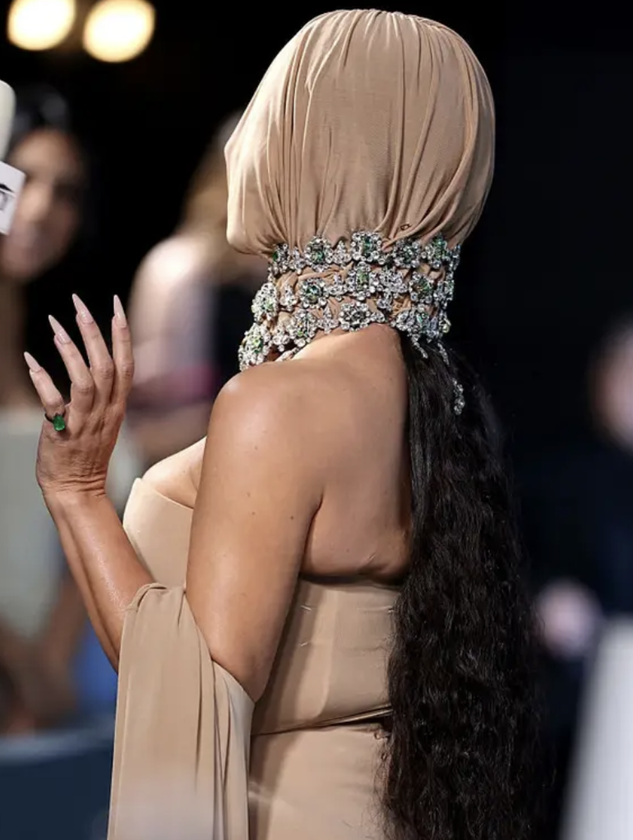 Kim u shfaq me maskë në event dhe njerëzit thjesht s’po i