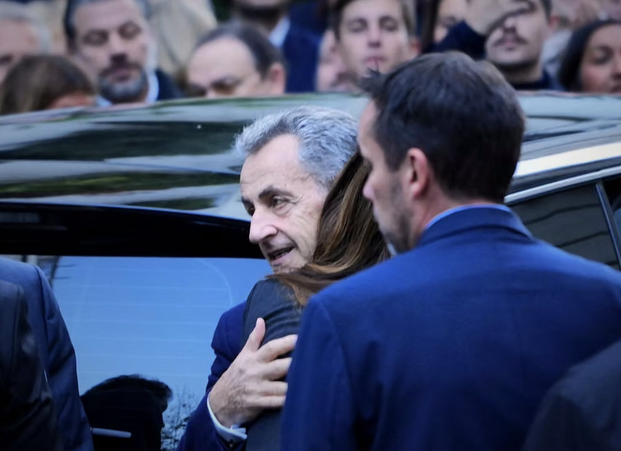 Nicolas Sarkozy shkon me këmbët e tij (& i shoqëruar nga