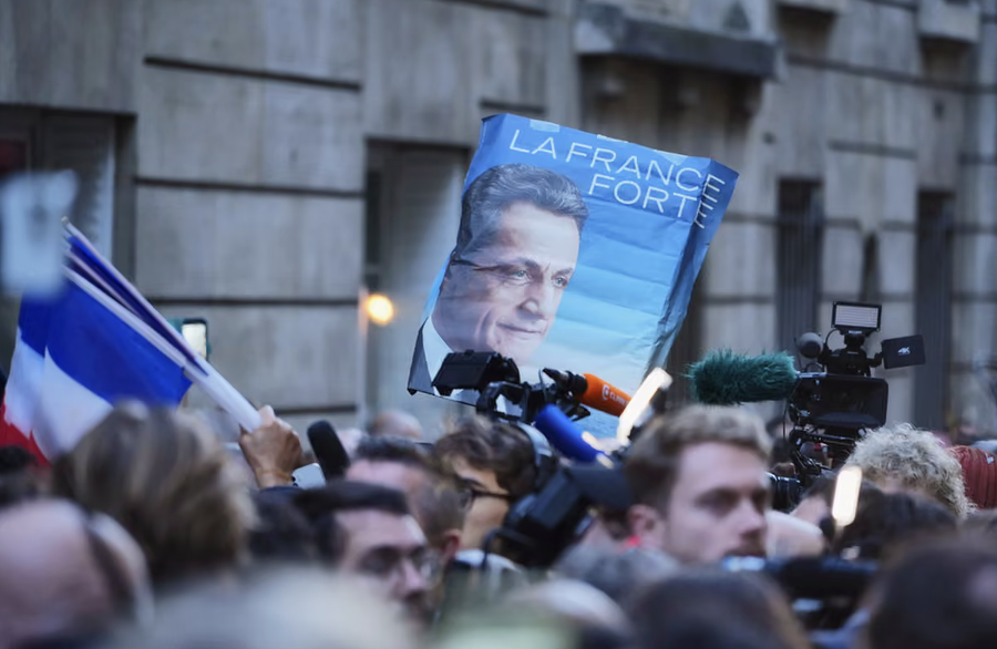 Nicolas Sarkozy shkon me këmbët e tij (& i shoqëruar nga