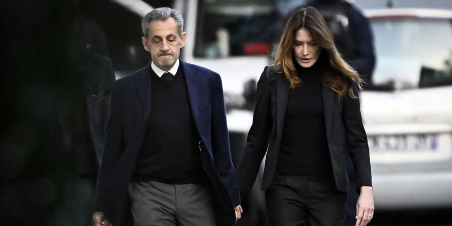 Nicolas Sarkozy shkon me këmbët e tij (& i shoqëruar nga
