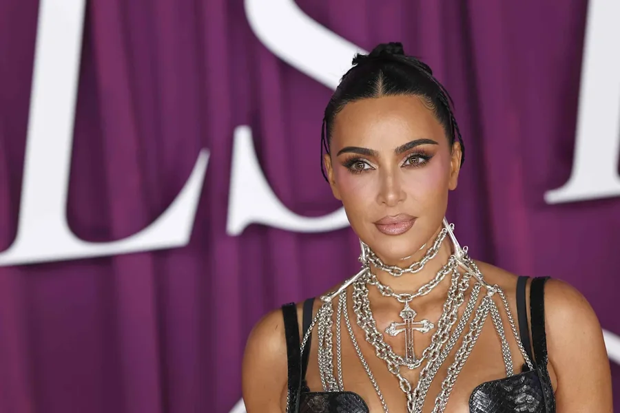 Kim Kardashian flet për diagnozën e aneurizmës në tru