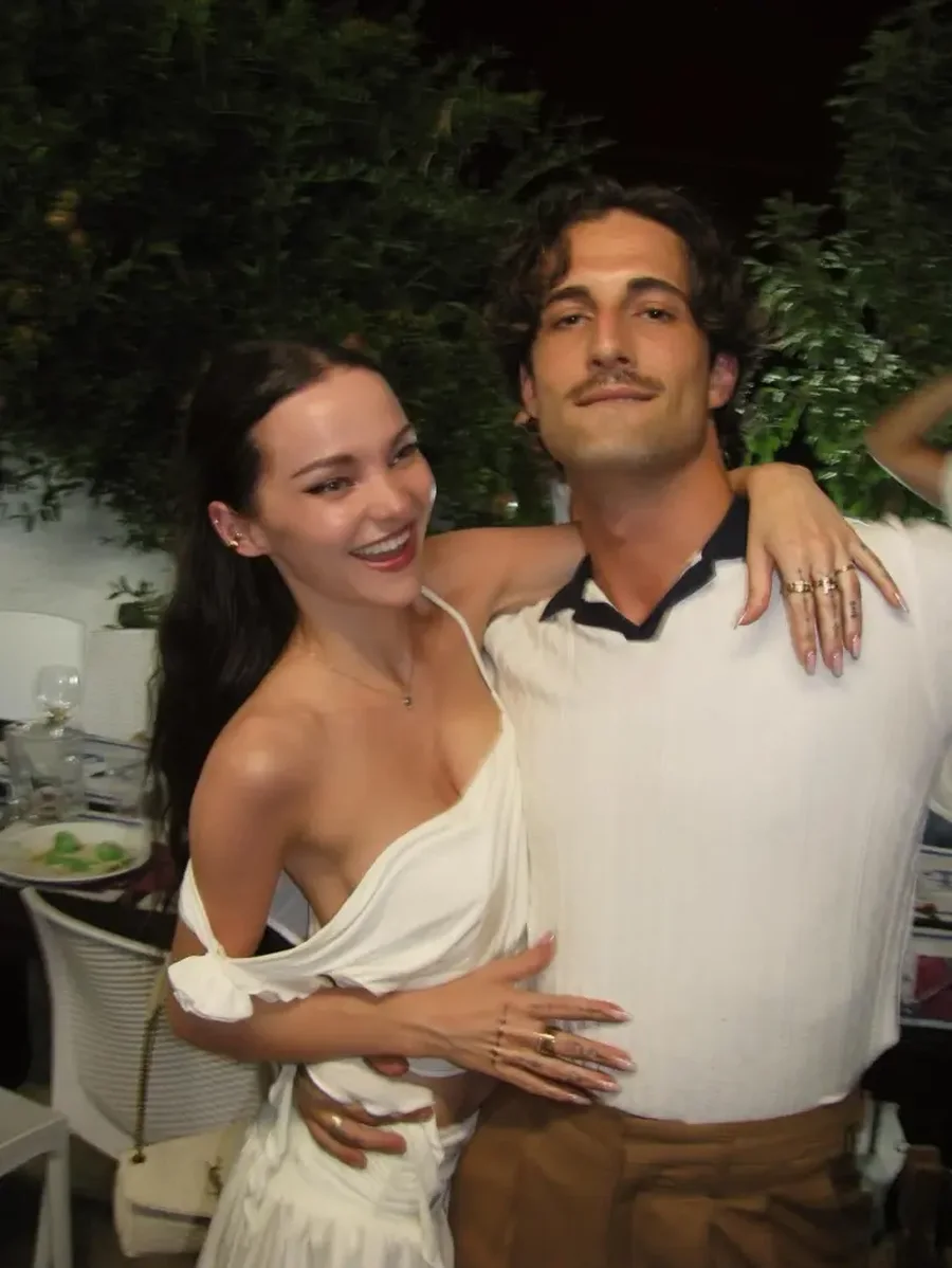 Dove Cameron dhe Damiano David zyrtarizojnë dashurinë me fejesë!