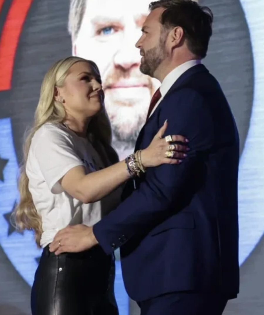 Përqafimi i JD Vance dhe gruas së të ndjerit Charlie Kirk e ka