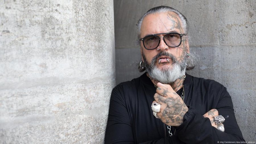 Nisur nga  Rosalía: Ç'është Berhain, tempulli i