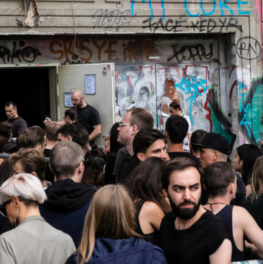 Nisur nga  Rosalía: Ç'është Berhain, tempulli i