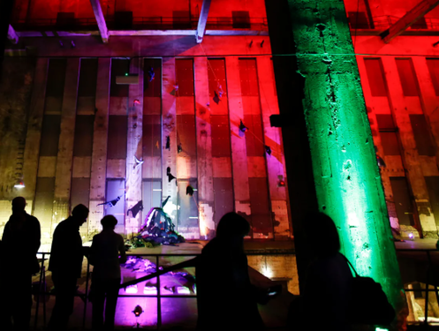 Nisur nga  Rosalía: Ç'është Berhain, tempulli i